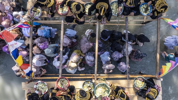 Ninik Mamak membawa potongan limau ke tepi Sungai Batang Merao saat pelaksanaan tradisi Mandi Balimau di Desa Air Tenang, Kerinci, Jambi, Kamis (26/6/2025). Mandi Balimau diikuti lebih dari 2.000 warga dari Duo Luhah Semurup (Luhah Depati Simpan Negeri dan Luhah Depati Nagaro Nagiri) yang mendiami Desa Koto Baru, Air Tenang, dan Sawahan Jaya, sebagai simbol pembersihan diri dalam rangkaian pelaksanaan Kenduri Sko atau pengangkatan Depati baru. ANTARA FOTO/Wahdi Septiawan/rwa.