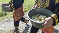 Tradisi turun-temurun ini diikuti warga dari Desa Koto Baru, Air Tenang, dan Sawahan Jaya, dengan nuansa adat dan kekhidmatan yang kental.  ANTARA FOTO/WAHDI SEPTIAWAN