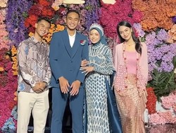 Gaya Pratama Arhan-Azizah Salsha Tampil Serasi di Pernikahan Rizki Ridho