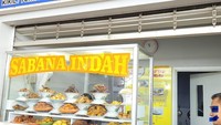 Masakan Padang yang lezat juga bisa dicoba di area Pasar Intermoda BSD. Namanya RM Sabana Indah yang menyajikan gulai tunjang, dendeng balado, dan ayam bakar sebagai menu andalan mereka. Harganya juga terjangkau. Foto: Google Review/Parda Nparda