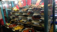 RM Sri Bundo juga berada di dalam area pasar, tepatnya di Pasar Santa, Jakarta Selatan. Menu yang ditawarkan cukup beragam dengan harga terjangkau. Ayam bakar dan rendang adalah lauk favoritnya. Foto: Google Review/Sri Bundo