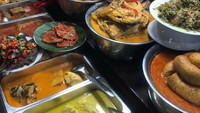 RM Eka Sari di kawasan Pasar Senen Blok 3 juga bisa menjadi tujuan jika ingin menikmati lezatnya nasi Padang. Banyak pilihan lauk, seperti ayam bakar, gulai cumi, gulai tambusu, hingga gulai kepala kakap. Foto: Google Review/Shauqi Rama Nurhidayat