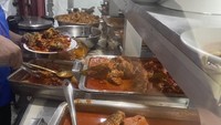 RM Simay di kawasan Palmerah, Jakarta Barat ini juga masuk daftar rumah makan Padang legendaris di Jakarta. Dulunya berada di area Pasar Tanah Abang, Jakarta Pusat. Rendang dan ayam pop menjadi menu andalan dari RM Simay. Foto: Google Review/Muhammad Rahnata Renaldy
