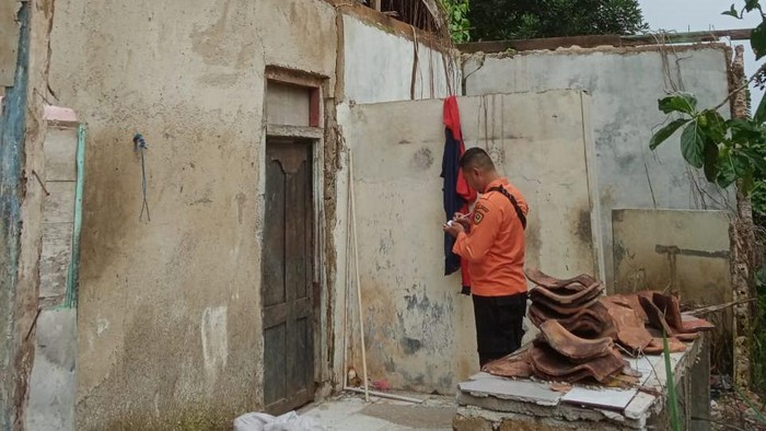 Rumah warga di Bogor rusak akibat hujan deras disertai angin kencang. (Dok. BPBD Kabupaten Bogor)
