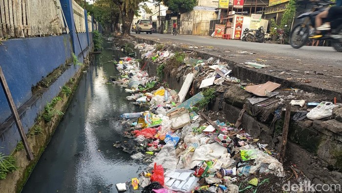Sampah berserakan di Jalan Mallengkeri, Makassar.