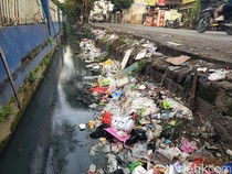 Jorok! Sampah di Bahu Jalan Mallengkeri Makassar Berserakan-Meluber ke Got