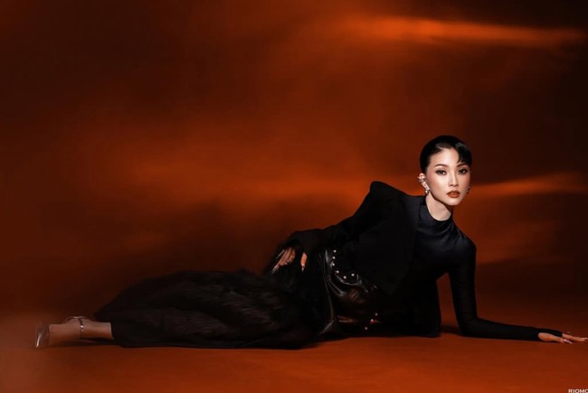 Sarwendah mengenakan outfit serba hitam dari Samastudioofficial yang terdiri dari atasan semi turtle neck berbahan satin berkilau dan rok panjang dengan aksen tekstur di bagian bawah. Jaket dengan potongan asimetris menambah kesan tegas dan berkarakter. Foto: Instagram/@sarwendah29