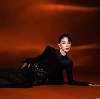 Sarwendah mengenakan outfit serba hitam dari Samastudioofficial yang terdiri dari atasan semi turtle neck berbahan satin berkilau dan rok panjang dengan aksen tekstur di bagian bawah. Jaket dengan potongan asimetris menambah kesan tegas dan berkarakter. Foto: Instagram/@sarwendah29