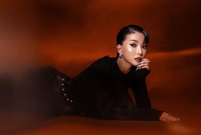 Riasan wajah Sarwendah terlihat memukau dengan eyeshadow smokey, eyeliner tajam, dan lipstik merah gelap. Makeup ini membuat wajahnya terlihat lebih tegas namun tetap elegan. Foto: Instagram/@sarwendah29