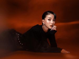 7 Foto Sarwendah Tampil Beda di Pemotretan Terbaru, Bergaya Edgy Serba Hitam