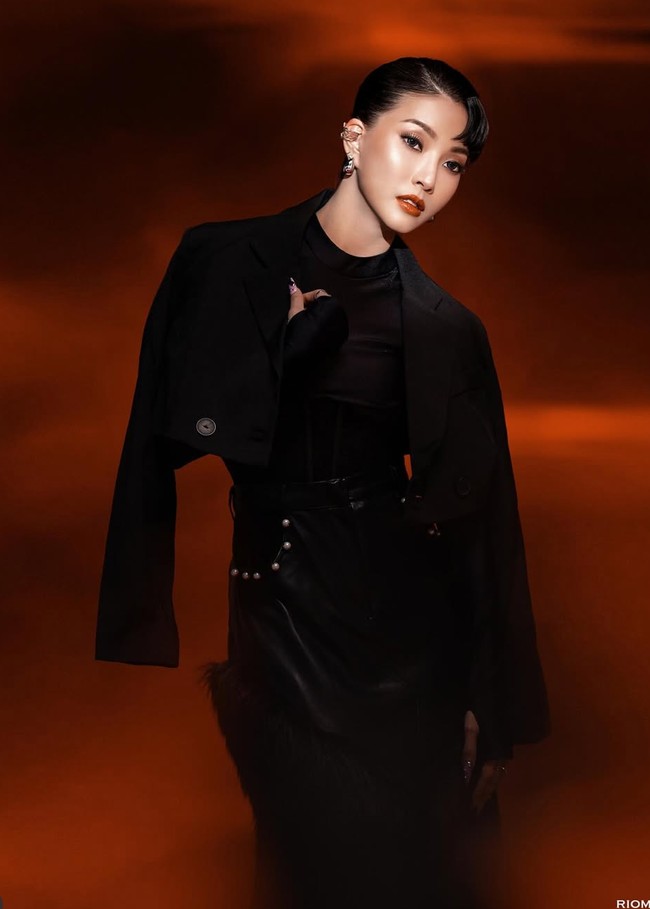 Rambut Sarwendah dibuat model sleek rapi ke belakang dengan belahan samping dan satu helai rambut melengkung di dahi, memberikan sentuhan klasik-modern yang edgy. Gaya rambut tersebut membuat penampilan Sarwendah jadi tampak berbeda. Foto: Instagram/@sarwendah29