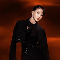 Rambut Sarwendah dibuat model sleek rapi ke belakang dengan belahan samping dan satu helai rambut melengkung di dahi, memberikan sentuhan klasik-modern yang edgy. Gaya rambut tersebut membuat penampilan Sarwendah jadi tampak berbeda. Foto: Instagram/@sarwendah29