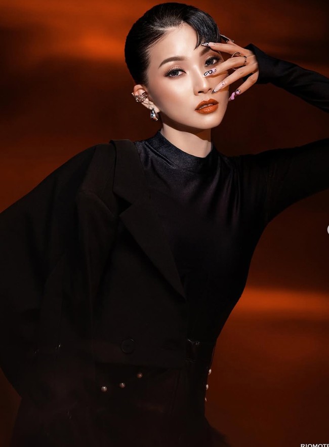 Tampil maksimal, kuku Sarwendah juga dihias dengan nail art bernuansa gelap dan glamor dari @nailboom.id. Desain tajam dan artistik memperkuat kesan edgy dalam penampilannya. Foto: Instagram/@sarwendah29