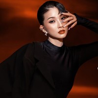 Tampil maksimal, kuku Sarwendah juga dihias dengan nail art bernuansa gelap dan glamor dari @nailboom.id. Desain tajam dan artistik memperkuat kesan edgy dalam penampilannya. Foto: Instagram/@sarwendah29