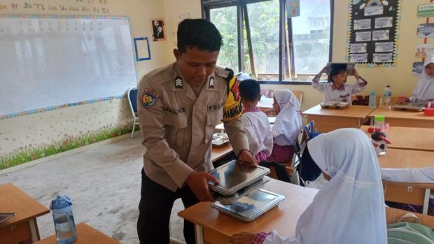 Sebanyak 1.169 siswa dari enam sekolah dasar di Kecamatan Kuantan Tengah menerima program makan bergizi gratis (MBG). (dok Polres Kuansing)