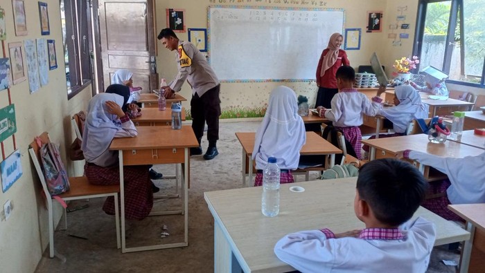 Sebanyak 1.169 siswa dari enam sekolah dasar di Kecamatan Kuantan Tengah menerima program makan bergizi gratis (MBG). (dok Polres Kuansing)