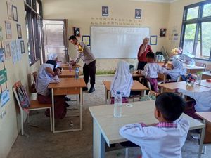 Polisi Kawal Pendistribusian MBG ke 1.169 Siswa SD di Kuansing