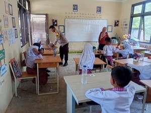 Polisi Kawal Pendistribusian MBG ke 1.169 Siswa SD di Kuansing