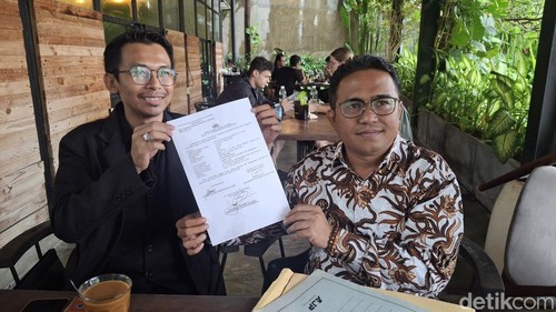 Tim kuasa hukum PT. Tutum Terra Group, Irvanda Rangga Fristian & partners, saat memberikan pernyataan kepada wartawan, Rabu (25/52025). (.Fabiola Dianira)