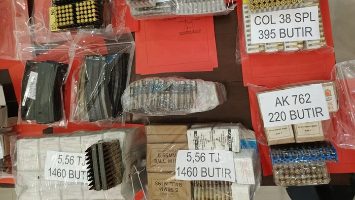 Senjata api dan amunisi yang diamankan dari industri rumahan pembuatan senpi di Lampung.