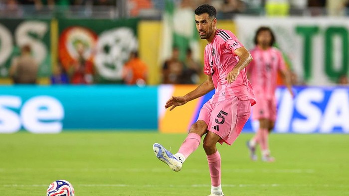 MIAMI GARDENS, FLORIDA - JUNE 23: Sergio Busquets of Inter Miami in action during the FIFA Club World Cup 2025 group A match between Internacional CF Miami and SE Palmeiras at Hard Rock Stadium on June 23, 2025 in Miami Gardens, Florida. (Photo by Chris Brunskill/Fantasista/Getty Images)