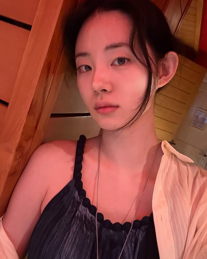 Aktris Korea Selatan Shin Si Ah, pemeran Resident Playbook, dalam foto yang diunggah ke Instagram pribadinya.