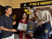 Lulus dari SKH Negeri 3 Sampit, Siswi Tunarungu Kejar Mimpi Kuliah di ULM