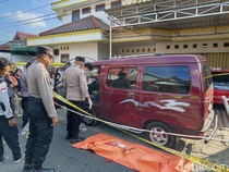 Sopir Meninggal Saat Nyetir, Carry Tabrak Mobil Parkir di Magelang