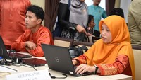 Di Kota Serang, SMA Negeri 1 dan SMA Negeri 2 tercatat sebagai sekolah dengan tingkat animo tertinggi. Proses verifikasi berjalan digital dan berbasis NISN, sehingga dapat mendeteksi jika terdapat pendaftar ganda dan mencegah manipulasi jalur. Pelaksanaan SPMB juga diawasi secara ketat oleh dinas pendidikan, LSM, dan media. Dinas memastikan seluruh proses seleksi berjalan sesuai regulasi. Foto: Dokumentasi Kemendikdasmen