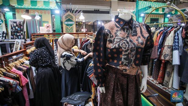 Suasana pengunjung di Pusat Perbelajan Kota Kasablanka, Jakarta, Kamis (26/6/2025). (CNBC Indonesia/Faisal Rahman)