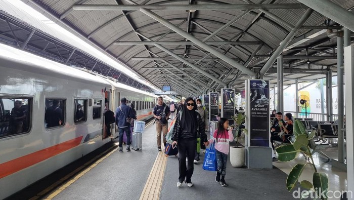 Suasana Stasiun Gubeng Surabaya pada libur sekolah, banyak anak-anak berlibur naik kereta api.