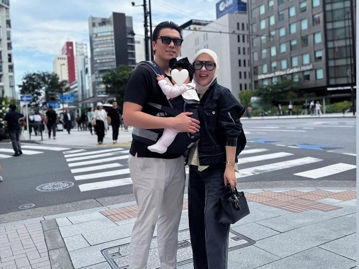 Syahrini dan anaknya Syahrini dan anaknya