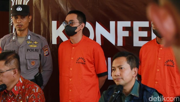 Tampang dokter gadungan, pria berinisial MSP alias Christian Kwon (29), tersangka kasus love scamming saat dihadirkan dalam jumpa pers Polda DIY, Sleman, Kamis (26/6/2025).