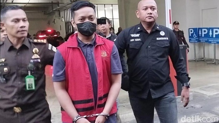 Tersangka AJP, calo kredit fiktif bank di Ciamis yang merugikan negara Rp 9,1 miliar. AJP sempat buron selama 2 tahun, lalu ditangkap setelah pulang dari Kamboja