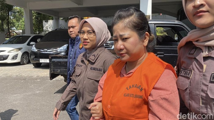 Tersangka Mami Uthe penyedia layanan striptis di Mansion KTV Semarang saat pelimpahan di Kejaksaan Semarang, Kamis (26/6/2025)