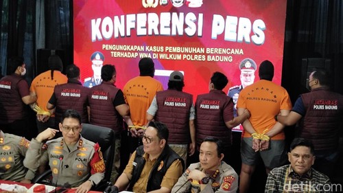 Tiga tersangka penembakan WN Australia di Bali, PT, DJF, dan MC (berkaus oranye), saat dihadirkan dalam konferensi pers di Mapolres Badung, Kamis (26/6/2025). (Foto: Agus Eka/detikBali)