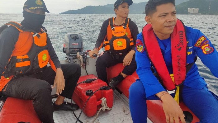 Tim SAR melakukan pencarian nelayan hilang di perairan Lombok Utara, Kamis (26/6/2025). (Dok. SAR Mataram)