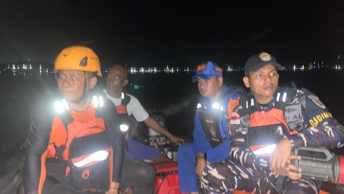 Tim SAR melakukan pencarian penumpang kapal Long Boat yang tenggelam di perairan Batam, Kepri. (Dok SAR)