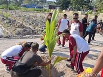 TNI-Polri Tanam Pohon Kelapa hingga Pisang di Kupang