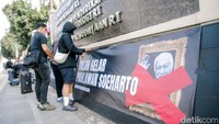 Salah satu sorotan utama dalam aksi ini adalah penolakan terhadap upaya mengusulkan Soeharto sebagai Pahlawan Nasional. Koalisi memandang langkah itu sebagai bentuk revisi sejarah dan pengingkaran terhadap deretan pelanggaran HAM yang terjadi selama Orde Baru.  