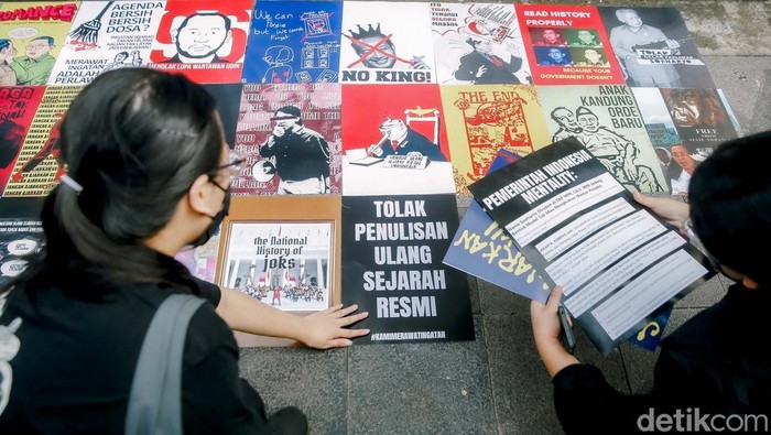 Koalisi Masyarakat Sipil Melawan Impunitas menggelar aksi unjuk rasa di depan Gedung Kementerian Kebudayaan RI, Jakarta, Kamis (26/6/2025). Aksi yang bertajuk “Aksi Geruduk Kementerian Kebudayaan” itu digelar sebagai bentuk penolakan atas penunjukan Fadli Zon sebagai Ketua Dewan Gelar, Tanda Jasa, dan Tanda Kehormatan (GTK).