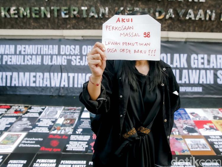 Tolak Pernyataan Fadli Zon, Koalisi Sipil Geruduk Kemenbud