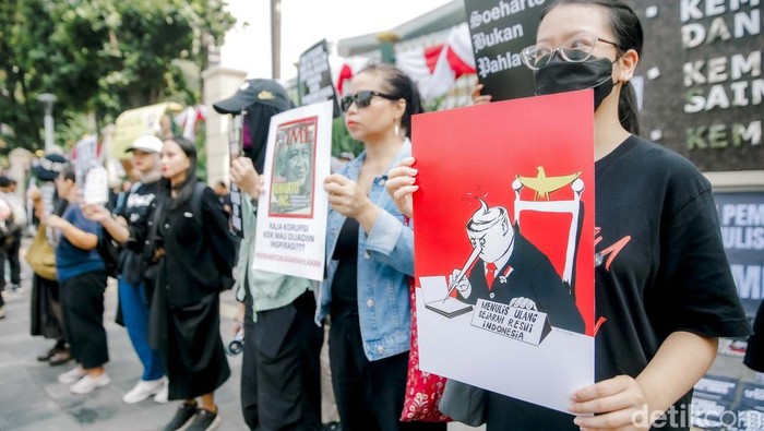 Tolak Pernyataan Fadli Zon, Koalisi Sipil Geruduk Kementerian Kebudayaan Koalisi Masyarakat Sipil Melawan Impunitas menggelar aksi unjuk rasa di depan Gedung Kementerian Kebudayaan RI, Jakarta, Kamis (26/6/2025). Aksi yang bertajuk βAksi Geruduk Kementerian Kebudayaanβ itu digelar sebagai bentuk penolakan atas penunjukan Fadli Zon sebagai Ketua Dewan Gelar, Tanda Jasa, dan Tanda Kehormatan (GTK).