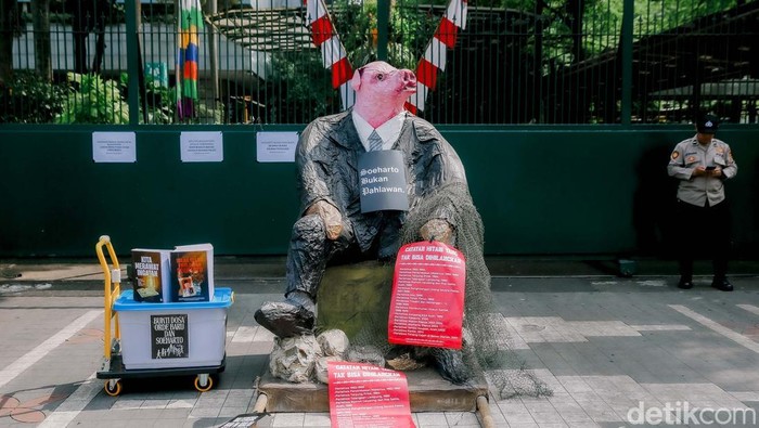 Tolak Pernyataan Fadli Zon, Koalisi Sipil Geruduk Kementerian Kebudayaan Koalisi Masyarakat Sipil Melawan Impunitas menggelar aksi unjuk rasa di depan Gedung Kementerian Kebudayaan RI, Jakarta, Kamis (26/6/2025). Aksi yang bertajuk βAksi Geruduk Kementerian Kebudayaanβ itu digelar sebagai bentuk penolakan atas penunjukan Fadli Zon sebagai Ketua Dewan Gelar, Tanda Jasa, dan Tanda Kehormatan (GTK).