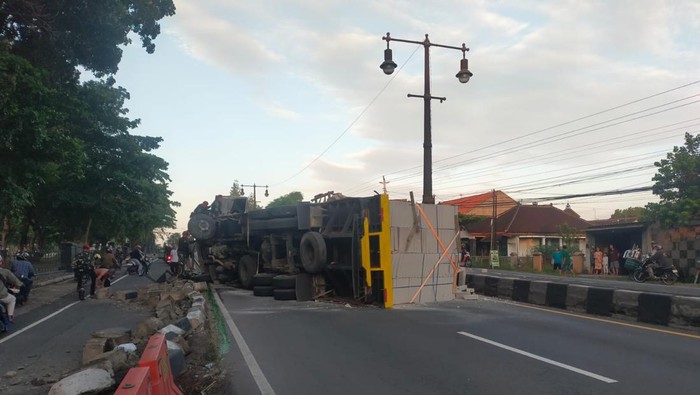 Truk hebel terguling di Jalan Solo-Jogja, Sukoharjo, Kamis (26/6/2025).
