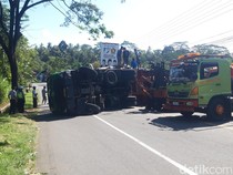 Detik-detik Laka Truk Trailer Terguling Timpa Mobil Travel di Boyolali