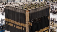 Kiswah baru memiliki berat 1415 kg. Terdiri dari 825 kg sutra alam, 120 kg benang emas, dan 60 kg benang perak. Total biaya kiswah baru mencapai 25 juta riyal atau sekitar Rp 108 miliar. Foto: X/@AlharamainSA