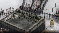 Upacara tahunan penggantian kiswah Kabah digelar pada 29 Zulhijah 1446 H yang bertepatan dengan Rabu, 26 Juni 2025 kemarin. Prosesi penggantian kiswah dilakukan setelah salat Isya. Foto: X/@AlharamainSA