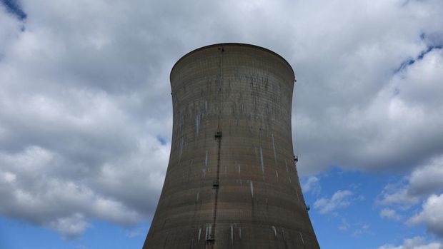 FOTO FILE: Menara pendingin terlihat di pembangkit listrik tenaga nuklir Three Mile Island, selama tur oleh Constellation Energy di Middletown, Pennsylvania, AS, 16 Oktober 2024. REUTERS/Shannon Stapleton/Foto Arsip