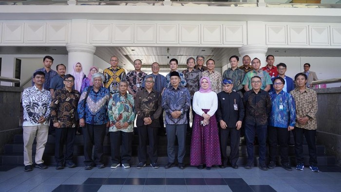 Wakil Menteri Koperasi Ferry Juliantono menerima undangan diskusi di ITB. (Dok. ist)